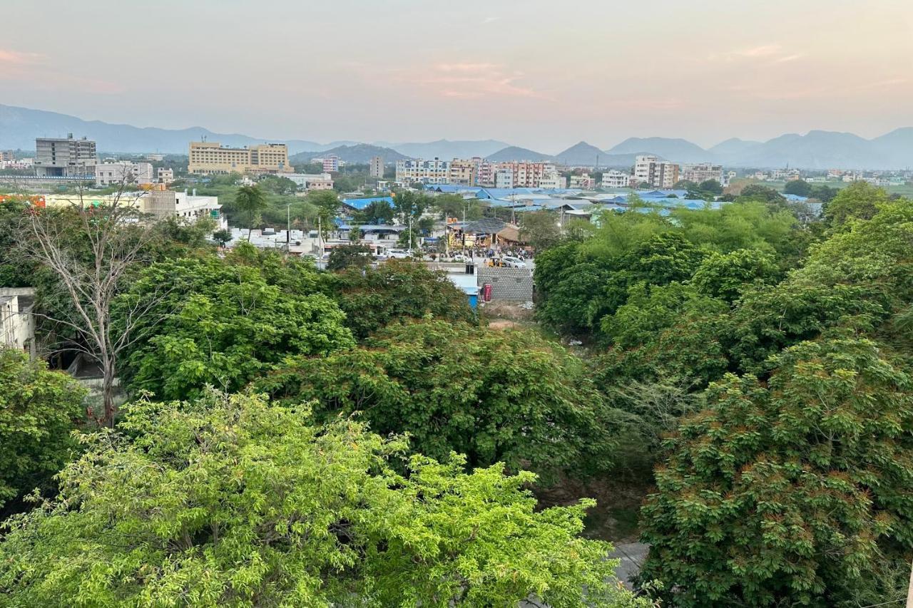 Truelife - Family Suites - Ps4 Veg Restaurant, On Way To Balaji Temple - 2Bhk Ac Apartments - Coffee Tea Milk - Super Fast Wifi, Kitchen, Smart Tv, Parking - Easy Access To Airport, Railway Station And To All Temples - Top Service With Lots Of Love Tirupati Extérieur photo